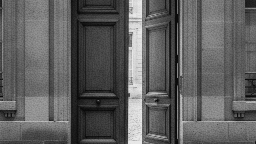 Grande porte en bois d'immeuble haussmannien entrouverte sur une cour de pierre, fenêtre fiscale du dispositif 238 bis AB