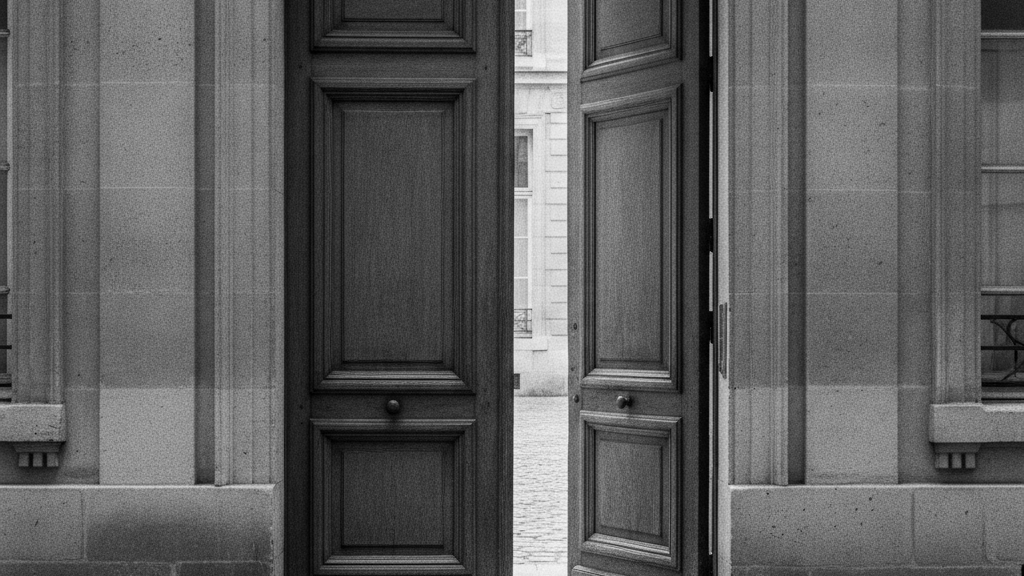 Grande porte en bois d'immeuble haussmannien entrouverte sur une cour de pierre, fenêtre fiscale du dispositif 238 bis AB